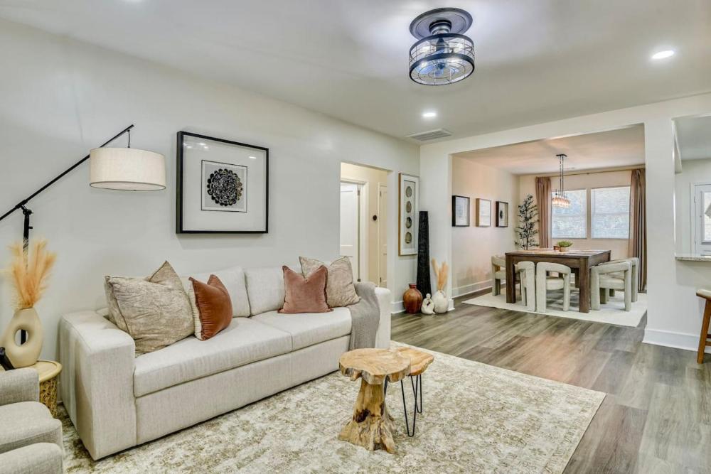 Organic Modern Apt 1mi to Masters with Pool Table